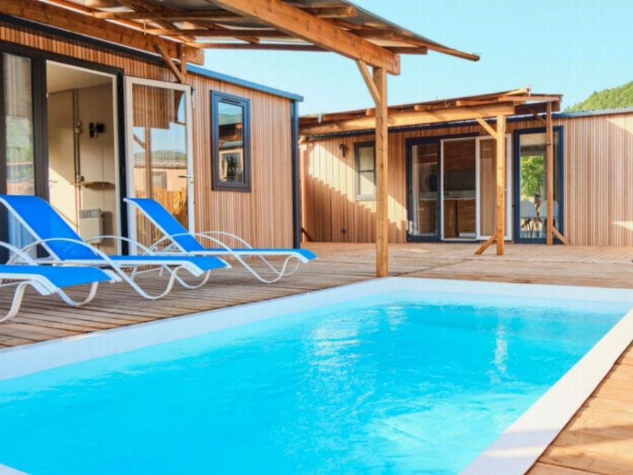 Camping Pas Cher vous présente avec son site Officiel campingpascher.fr, le Camping Hippocampe classé 5 étoiles, situé sur la commune de Volonne dans le département Alpes-de-haute-provence (Provence Alpes Côte D'azur) en France. Le camping Hippocampe vous propose un hébergement de type mobil-home de 72 m² avec climatisation (télévision). L'établissement vous propose 28 autres types d'hébergements. Découvrez tous nos séjours à petits prix dans la commune et aux alentours de Volonne du département : Alpes-de-haute-provence (Provence Alpes Côte D'azur). Les Avis clients pour le Camping Hippocampe sont excellents avec une note moyenne de 8 sur 10. Rivière, Lagon, Parc aquatique, Piscine extérieure, Animations familiales, Club ados, Club enfants, Aire de jeux enfants, Centre équestre, Court de tennis, Golf, Pétanque, Terrain multisports, Bar, Plats à emporter, Snack/Bar, Épicerie,... En savoir plus : cliquez-ICI.