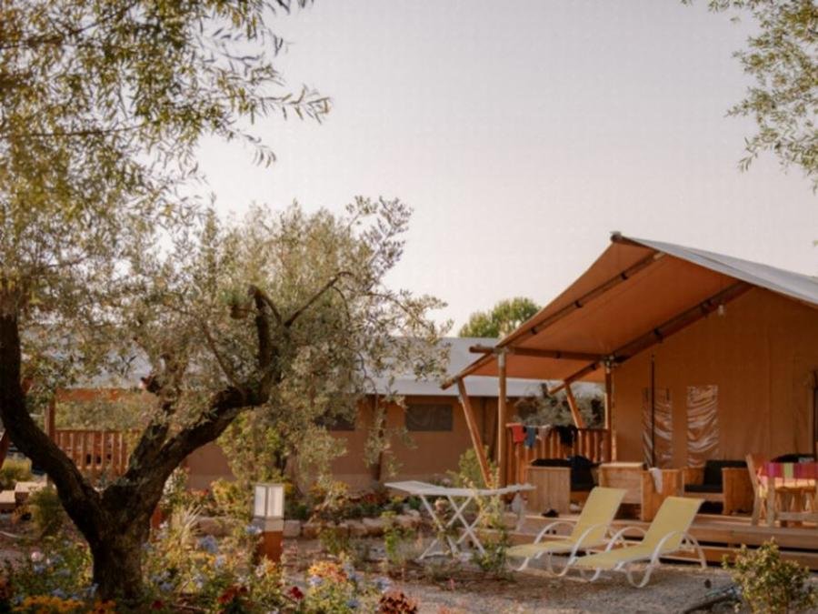 Camping Pas Cher vous présente avec son site Officiel campingpascher.fr, le Camping Hippocampe classé 5 étoiles, situé sur la commune de Volonne dans le département Alpes-de-haute-provence (Provence Alpes Côte D'azur) en France. Le camping Hippocampe vous propose un hébergement de type tente en toile et bois de 49 m² pour 6 personnes. L'établissement vous propose 28 autres types d'hébergements. Découvrez tous nos séjours à petits prix dans la commune et aux alentours de Volonne du département : Alpes-de-haute-provence (Provence Alpes Côte D'azur). Les Avis clients pour le Camping Hippocampe sont excellents avec une note moyenne de 8 sur 10. Rivière, Lagon, Parc aquatique, Piscine extérieure, Animations familiales, Club ados, Club enfants, Aire de jeux enfants, Centre équestre, Court de tennis, Golf, Pétanque, Terrain multisports, Bar, Plats à emporter, Snack/Bar, Épicerie,... En savoir plus : cliquez-ICI.