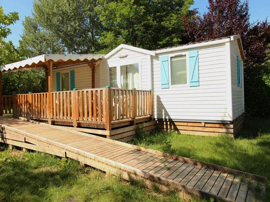 Camping Pas Cher vous présente avec son site Officiel campingpascher.fr, le Camping Hippocampe classé 5 étoiles, situé sur la commune de Volonne dans le département Alpes-de-haute-provence (Provence Alpes Côte D'azur) en France. Le camping Hippocampe vous propose un hébergement de type mobil-home de 32 m² pour 6 personnes avec climatisation (télévision). L'établissement vous propose 28 autres types d'hébergements. Découvrez tous nos séjours à petits prix dans la commune et aux alentours de Volonne du département : Alpes-de-haute-provence (Provence Alpes Côte D'azur). Les Avis clients pour le Camping Hippocampe sont excellents avec une note moyenne de 8 sur 10. Rivière, Lagon, Parc aquatique, Piscine extérieure, Animations familiales, Club ados, Club enfants, Aire de jeux enfants, Centre équestre, Court de tennis, Golf, Pétanque, Terrain multisports, Bar, Plats à emporter, Snack/Bar, Épicerie,... En savoir plus : cliquez-ICI.