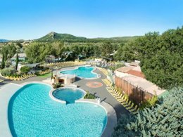 Camping Pas Cher vous présente avec son site Officiel campingpascher.fr, le Camping Hippocampe classé 5 étoiles, situé sur la commune de Volonne dans le département Alpes-de-haute-provence (Provence Alpes Côte D'azur) en France. Le camping Hippocampe vous propose un hébergement de type villa pour 8 personnes avec climatisation (télévision). L'établissement vous propose 28 autres types d'hébergements. Découvrez tous nos séjours à petits prix dans la commune et aux alentours de Volonne du département : Alpes-de-haute-provence (Provence Alpes Côte D'azur). Les Avis clients pour le Camping Hippocampe sont excellents avec une note moyenne de 8 sur 10. Rivière, Lagon, Parc aquatique, Piscine extérieure, Animations familiales, Club ados, Club enfants, Aire de jeux enfants, Centre équestre, Court de tennis, Golf, Pétanque, Terrain multisports, Bar, Plats à emporter, Snack/Bar, Épicerie,... En savoir plus : cliquez-ICI.