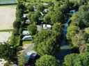 Camping Pas Cher vous présente avec son site Officiel campingpascher.fr, le Camping Le Renom classé 3 étoiles, situé sur la commune de Vonnas dans le département Ain (Rhône Alpes) en France. Le camping Le Renom, vous présente un hébergement de type tente. Le camping Le Renom vous propose du sam. 22 août au sam. 29 août 2026 pour 7 nuits à 203€. Cette location propose 111 dates différentes pour réserver votre séjour. Découvrez également les 6 autres gammes d'hébergements du camping. Les Avis clients pour le Camping Le Renom sont excellents avec une note moyenne de 8 sur 10. LacRivière, Piscine chauffée, Piscine extérieure, Aire de jeux enfants, Court de tennis, Ping-pong, Pétanque, Randonnée, Snack/Bar,... En savoir plus : cliquez-ICI.