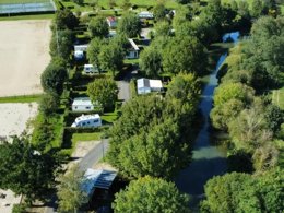 Camping Pas Cher vous présente avec son site Officiel campingpascher.fr, le Camping Le Renom classé 3 étoiles, situé sur la commune de Vonnas dans le département Ain (Rhône Alpes) en France. Le camping Le Renom, vous présente un hébergement de type tente. Le camping Le Renom vous propose du sam. 22 août au sam. 29 août 2026 pour 7 nuits à 203€. Cette location propose 111 dates différentes pour réserver votre séjour. Découvrez également les 6 autres gammes d'hébergements du camping. Les Avis clients pour le Camping Le Renom sont excellents avec une note moyenne de 8 sur 10. LacRivière, Piscine chauffée, Piscine extérieure, Aire de jeux enfants, Court de tennis, Ping-pong, Pétanque, Randonnée, Snack/Bar,... En savoir plus : cliquez-ICI.