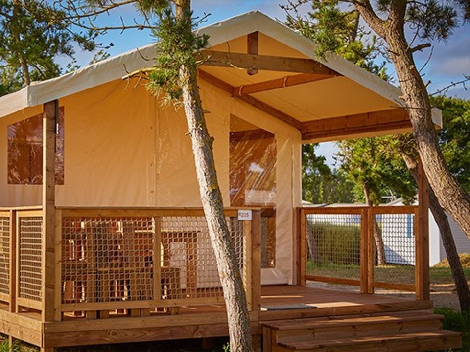 Cliquez pour découvrir toutes les photos de l'HÉBERGEMENT ! tente toile et bois - établissement Valkanela photo 1
