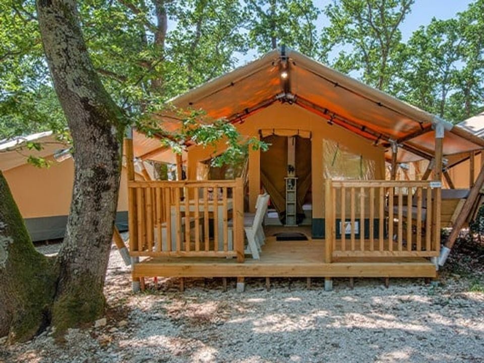 Cliquez pour découvrir toutes les photos de l'HÉBERGEMENT ! tente toile et bois - établissement Valkanela photo 2