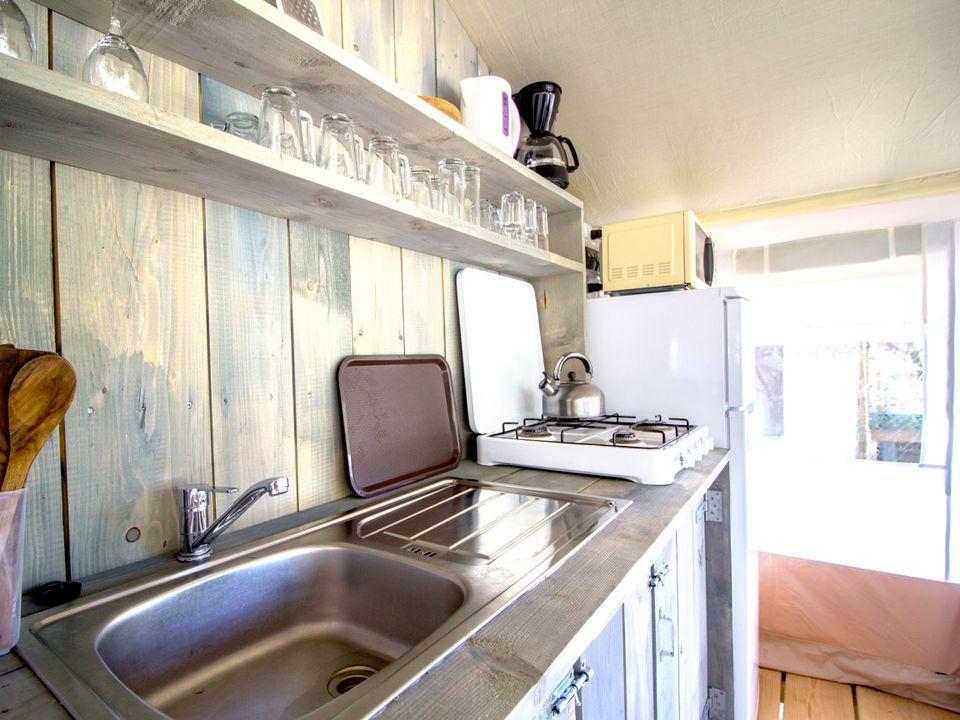 Cliquez pour découvrir toutes les photos de l'HÉBERGEMENT ! tente toile et bois - établissement Valkanela photo 2