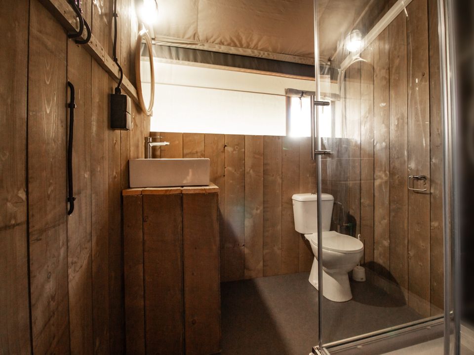 Cliquez pour découvrir toutes les photos de l'HÉBERGEMENT ! tente toile et bois - établissement Valkanela photo 3