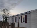 Camping Pas Cher vous présente avec son site Officiel campingpascher.fr, le Camping Les Résidences La Becque classé 3 étoiles, situé sur la commune de Warhem dans le département Nord (Nord Pas De Calais) en France. Le camping Les Résidences La Becque, vous présente un hébergement de type mobil-home de 30 m² et télévision. Le camping Les Résidences La Becque vous propose du lundi 23 mars au lundi 30 mars 2026 pour 7 nuits à 455€. Cette location propose 125 dates différentes pour réserver votre séjour. Découvrez également les 4 autres gammes d'hébergements du camping. Les Avis clients pour le Camping Les Résidences La Becque sont excellents avec une note moyenne de 8 sur 10. Mer, Aire de jeux enfants, Ping-pong, Pétanque, Terrain de basketball, Épicerie,... En savoir plus : cliquez-ICI.