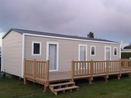 Camping Pas Cher vous présente avec son site Officiel campingpascher.fr, le Camping Les Résidences La Becque classé 3 étoiles, situé sur la commune de Warhem dans le département Nord (Nord Pas De Calais) en France. Le camping Les Résidences La Becque, vous présente un hébergement de type mobil-home de 30 m² et télévision. Le camping Les Résidences La Becque vous propose du lundi 23 mars au lundi 30 mars 2026 pour 7 nuits à 420€. Cette location propose 125 dates différentes pour réserver votre séjour. Découvrez également les 4 autres gammes d'hébergements du camping. Les Avis clients pour le Camping Les Résidences La Becque sont excellents avec une note moyenne de 8 sur 10. Mer, Aire de jeux enfants, Ping-pong, Pétanque, Terrain de basketball, Épicerie,... En savoir plus : cliquez-ICI.