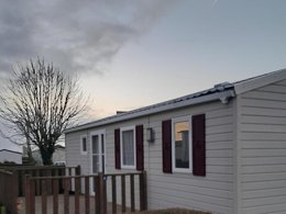 Camping Pas Cher vous présente avec son site Officiel campingpascher.fr, le Camping Les Résidences La Becque classé 3 étoiles, situé sur la commune de Warhem dans le département Nord (Nord Pas De Calais) en France. Le camping Les Résidences La Becque, vous présente un hébergement de type mobil-home de 30 m² et télévision. Le camping Les Résidences La Becque vous propose du lundi 23 mars au lundi 30 mars 2026 pour 7 nuits à 455€. Cette location propose 125 dates différentes pour réserver votre séjour. Découvrez également les 4 autres gammes d'hébergements du camping. Les Avis clients pour le Camping Les Résidences La Becque sont excellents avec une note moyenne de 8 sur 10. Mer, Aire de jeux enfants, Ping-pong, Pétanque, Terrain de basketball, Épicerie,... En savoir plus : cliquez-ICI.