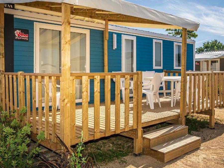 Camping Pas Cher vous présente avec son site Officiel campingpascher.fr, le Camping Le Nid D'Eté classé 4 étoiles, situé sur la commune de Olonne Sur Mer dans le département Vendée (Pays De La Loire) en France. Le camping Le Nid D'Eté vous propose un hébergement de type mobil-home de 30 m² pour 8 personnes avec climatisation (télévision). L'établissement vous propose 63 autres types d'hébergements. Découvrez tous nos séjours à petits prix dans la commune et aux alentours de Olonne Sur Mer du département : Vendée (Pays De La Loire). Les Avis clients pour le Camping Le Nid D'Eté sont excellents avec une note moyenne de 8 sur 10. Piscine couverte, Piscine extérieure, Animations familiales, Club ados, Club enfants, Aire de jeux enfants, Canoë-kayak, Centre équestre, Golf, Jet-ski, Paddle, Ping-pong, Plongée, Pétanque, Salle de fitness, Salle de jeux vidéo, Surf, Terrain multisports, Trampoline, Bar, Dépôt de pain, Plats à emporter, Restaurant, Snack/Bar, Supermarché, Épicerie,... En savoir plus : cliquez-ICI.