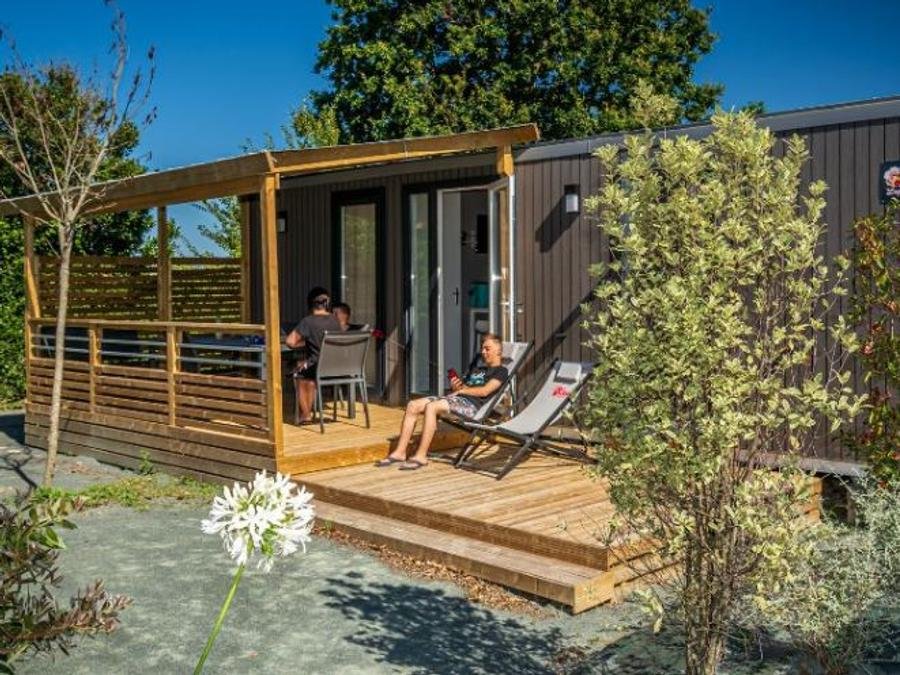 Camping Pas Cher vous présente avec son site Officiel campingpascher.fr, le Camping Le Nid D'Eté classé 4 étoiles, situé sur la commune de Olonne Sur Mer dans le département Vendée (Pays De La Loire) en France. Le camping Le Nid D'Eté vous propose un hébergement de type mobil-home de 33 m² pour 6 personnes avec climatisation (télévision). L'établissement vous propose 63 autres types d'hébergements. Découvrez tous nos séjours à petits prix dans la commune et aux alentours de Olonne Sur Mer du département : Vendée (Pays De La Loire). Les Avis clients pour le Camping Le Nid D'Eté sont excellents avec une note moyenne de 8 sur 10. Piscine couverte, Piscine extérieure, Animations familiales, Club ados, Club enfants, Aire de jeux enfants, Canoë-kayak, Centre équestre, Golf, Jet-ski, Paddle, Ping-pong, Plongée, Pétanque, Salle de fitness, Salle de jeux vidéo, Surf, Terrain multisports, Trampoline, Bar, Dépôt de pain, Plats à emporter, Restaurant, Snack/Bar, Supermarché, Épicerie,... En savoir plus : cliquez-ICI.