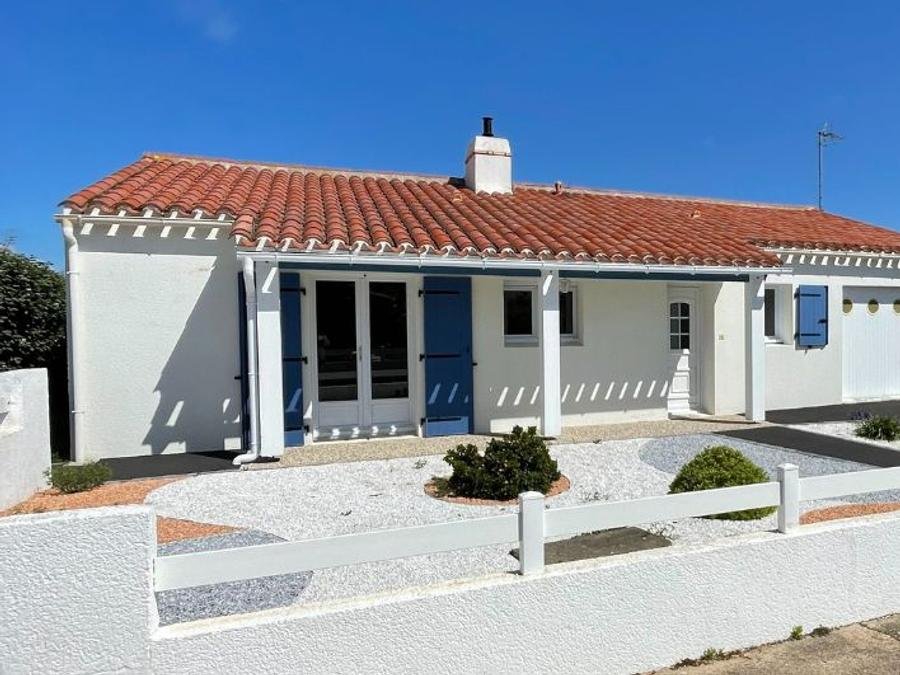 Camping Pas Cher vous présente avec son site Officiel campingpascher.fr, le Camping Le Nid D'Eté classé 4 étoiles, situé sur la commune de Olonne Sur Mer dans le département Vendée (Pays De La Loire) en France. Le camping Le Nid D'Eté vous propose un hébergement de type maison pour 6 personnes (télévision). L'établissement vous propose 70 autres types d'hébergements. Découvrez tous nos séjours à petits prix dans la commune et aux alentours de Olonne Sur Mer du département : Vendée (Pays De La Loire). Les Avis clients pour le Camping Le Nid D'Eté sont excellents avec une note moyenne de 8 sur 10. Piscine couverte, Piscine extérieure, Animations familiales, Club ados, Club enfants, Aire de jeux enfants, Canoë-kayak, Centre équestre, Golf, Jet-ski, Paddle, Ping-pong, Plongée, Pétanque, Salle de fitness, Salle de jeux vidéo, Surf, Terrain multisports, Trampoline, Bar, Dépôt de pain, Plats à emporter, Restaurant, Snack/Bar, Supermarché, Épicerie,... En savoir plus : cliquez-ICI.