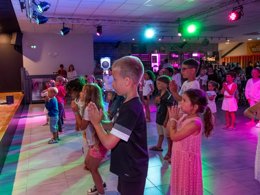 Camping Pas Cher vous présente avec son site Officiel campingpascher.fr, le Camping Le Nid D'Eté classé 4 étoiles, situé sur la commune de Olonne Sur Mer dans le département Vendée (Pays De La Loire) en France. Le camping Le Nid D'Eté, vous présente un hébergement de type mobil-home de 28 m² et télévision. Le camping Le Nid D'Eté vous propose du sam. 18 avril au sam. 25 avril 2026, en promotion à -6% pour 7 nuits à 289 € au lieu de 309,0 € soit une Économie de 20 €. Cette location propose 1 dates différentes pour réserver votre séjour. Découvrez également les 4 autres gammes d'hébergements du camping. Les Avis clients pour le Camping Le Nid D'Eté sont de 7 sur 10. Piscine couverte, Piscine extérieure, Animations familiales, Club ados, Club enfants, Aire de jeux enfants, Canoë-kayak, Centre équestre, Golf, Jet-ski, Paddle, Ping-pong, Plongée, Pétanque, Salle de fitness, Salle de jeux vidéo, Surf, Terrain multisports, Trampoline, Bar, Dépôt de pain, Plats à emporter, Restaurant, Snack/Bar, Supermarché, Épicerie,... En savoir plus : cliquez-ICI.