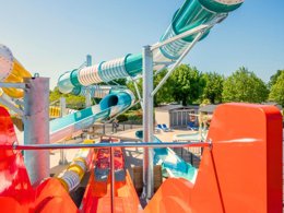 Camping Pas Cher vous présente avec son site Officiel campingpascher.fr, le Camping Le Nid D'Eté classé 4 étoiles, situé sur la commune de Olonne Sur Mer dans le département Vendée (Pays De La Loire) en France. Le camping Le Nid D'Eté, vous présente un hébergement de type mobil-home de 30 m² et télévision. Le camping Le Nid D'Eté vous propose du sam. 20 juin au sam. 27 juin 2026, en promotion à -16% pour 7 nuits à 299 € au lieu de 360,0 € soit une Économie de 61 €. Cette location propose 2 dates différentes pour réserver votre séjour. Découvrez également les 4 autres gammes d'hébergements du camping. Les Avis clients pour le Camping Le Nid D'Eté sont de 7 sur 10. Piscine couverte, Piscine extérieure, Animations familiales, Club ados, Club enfants, Aire de jeux enfants, Canoë-kayak, Centre équestre, Golf, Jet-ski, Paddle, Ping-pong, Plongée, Pétanque, Salle de fitness, Salle de jeux vidéo, Surf, Terrain multisports, Trampoline, Bar, Dépôt de pain, Plats à emporter, Restaurant, Snack/Bar, Supermarché, Épicerie,... En savoir plus : cliquez-ICI.