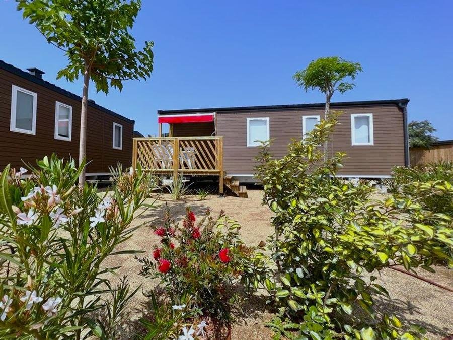 Camping Pas Cher vous présente avec son site Officiel campingpascher.fr, le Camping Resort Els Pins classé 4 étoiles, situé sur la commune de Malgrat De Mar dans le département Barcelone (Catalogne) en Espagne. Le camping Resort Els Pins vous propose un hébergement de type mobil-home de 36 m² avec climatisation (télévision). L'établissement vous propose 7 autres types d'hébergements. Découvrez tous nos séjours à petits prix dans la commune et aux alentours de Malgrat De Mar du département : Barcelone (Catalogne). Les Avis clients pour le Camping Resort Els Pins sont excellents avec une note moyenne de 8 sur 10. LacMerRivière, Parc aquatique, Piscine extérieure, Animations familiales, Club enfants, Aire de jeux enfants, Canoë-kayak, Centre équestre, Cyclisme, Golf, Paddle, Ping-pong, Pétanque, Randonnée, Ski nautique, Terrain de volley-ball, Terrain multisports, Voile, kiteSurf, Bar, Dépôt de pain, Restaurant, Supermarché, Épicerie,... En savoir plus : cliquez-ICI.