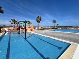 Camping Pas Cher vous présente avec son site Officiel campingpascher.fr, le Camping Resort Els Pins classé 4 étoiles, situé sur la commune de Malgrat De Mar dans le département Barcelone (Catalogne) en Espagne. Le camping Resort Els Pins vous propose un hébergement de type mobil-home de 28 m² avec climatisation (télévision). L'établissement vous propose 7 autres types d'hébergements. Découvrez tous nos séjours à petits prix dans la commune et aux alentours de Malgrat De Mar du département : Barcelone (Catalogne). Les Avis clients pour le Camping Resort Els Pins sont excellents avec une note moyenne de 8 sur 10. LacMerRivière, Parc aquatique, Piscine extérieure, Animations familiales, Club enfants, Aire de jeux enfants, Canoë-kayak, Centre équestre, Cyclisme, Golf, Paddle, Ping-pong, Pétanque, Randonnée, Ski nautique, Terrain de volley-ball, Terrain multisports, Voile, kiteSurf, Bar, Dépôt de pain, Restaurant, Supermarché, Épicerie,... En savoir plus : cliquez-ICI.