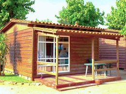 Camping Pas Cher vous présente avec son site Officiel campingpascher.fr, le Camping Resort Els Pins classé 4 étoiles, situé sur la commune de Malgrat De Mar dans le département Barcelone (Catalogne) en Espagne. Le camping Resort Els Pins, vous présente un hébergement de type bungalow de 25 m² avec climatisation et télévision. Le camping Resort Els Pins vous propose du lundi 06 avril au lundi 13 avril 2026, en promotion à -15% pour 7 nuits à 540,97 € au lieu de 636,44 € soit une Économie de 95,47 €. Cette location propose 203 dates différentes pour réserver votre séjour. Découvrez également les 7 autres gammes d'hébergements du camping. Les Avis clients pour le Camping Resort Els Pins sont excellents avec une note moyenne de 8 sur 10. LacMerRivière, Parc aquatique, Piscine extérieure, Animations familiales, Club enfants, Aire de jeux enfants, Canoë-kayak, Centre équestre, Cyclisme, Golf, Paddle, Ping-pong, Pétanque, Randonnée, Ski nautique, Terrain de volley-ball, Terrain multisports, Voile, kiteSurf, Bar, Dépôt de pain, Restaurant, Supermarché, Épicerie,... En savoir plus : cliquez-ICI.