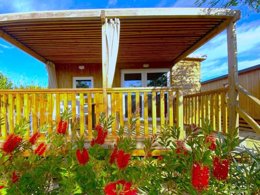 Camping Pas Cher vous présente avec son site Officiel campingpascher.fr, le Camping Resort Els Pins classé 4 étoiles, situé sur la commune de Malgrat De Mar dans le département Barcelone (Catalogne) en Espagne. Le camping Resort Els Pins, vous présente un hébergement de type mobil-home de 39 m² avec climatisation et télévision. Le camping Resort Els Pins vous propose du jeudi 23 avril au jeudi 30 avril 2026, en promotion à -15% pour 7 nuits à 804,43 € au lieu de 946,39 € soit une Économie de 141,96 €. Cette location propose 178 dates différentes pour réserver votre séjour. Découvrez également les 7 autres gammes d'hébergements du camping. Les Avis clients pour le Camping Resort Els Pins sont excellents avec une note moyenne de 8 sur 10. LacMerRivière, Parc aquatique, Piscine extérieure, Animations familiales, Club enfants, Aire de jeux enfants, Canoë-kayak, Centre équestre, Cyclisme, Golf, Paddle, Ping-pong, Pétanque, Randonnée, Ski nautique, Terrain de volley-ball, Terrain multisports, Voile, kiteSurf, Bar, Dépôt de pain, Restaurant, Supermarché, Épicerie,... En savoir plus : cliquez-ICI.