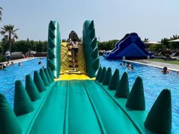 Camping Pas Cher vous présente avec son site Officiel campingpascher.fr, le Camping Resort Els Pins classé 4 étoiles, situé sur la commune de Malgrat De Mar dans le département Barcelone (Catalogne) en Espagne. Le camping Resort Els Pins, vous présente un hébergement de type mobil-home de 39 m² avec climatisation et télévision. Le camping Resort Els Pins vous propose du jeudi 23 avril au jeudi 30 avril 2026, en promotion à -15% pour 7 nuits à 804,43 € au lieu de 946,39 € soit une Économie de 141,96 €. Cette location propose 178 dates différentes pour réserver votre séjour. Découvrez également les 7 autres gammes d'hébergements du camping. Les Avis clients pour le Camping Resort Els Pins sont excellents avec une note moyenne de 8 sur 10. LacMerRivière, Parc aquatique, Piscine extérieure, Animations familiales, Club enfants, Aire de jeux enfants, Canoë-kayak, Centre équestre, Cyclisme, Golf, Paddle, Ping-pong, Pétanque, Randonnée, Ski nautique, Terrain de volley-ball, Terrain multisports, Voile, kiteSurf, Bar, Dépôt de pain, Restaurant, Supermarché, Épicerie,... En savoir plus : cliquez-ICI.