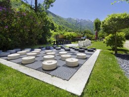 Camping Pas Cher vous présente avec son site Officiel campingpascher.fr, le Camping Flower Pyrénées Natura classé 4 étoiles, situé sur la commune de Estaing dans le département Hautes-pyrénées (Midi Pyrénées) en France. Le camping Flower Pyrénées Natura, vous présente un hébergement de type bungalow de 16 m². Le camping Flower Pyrénées Natura vous propose du mardi 26 mai au mardi 02 juin 2026 pour 7 nuits à 266€. Cette location propose 52 dates différentes pour réserver votre séjour. Découvrez également les 9 autres gammes d'hébergements du camping. Les Avis clients pour le Camping Flower Pyrénées Natura sont excellents avec une note moyenne de 8 sur 10. LacRivière, Piscine extérieure, Animations familiales, Canoë-kayak, Canyoning, Centre équestre, Cyclisme, Ping-pong, Piscine, Pétanque, Rafting, Randonnée, Terrain de badminton, Bar, Dépôt de pain, Épicerie,... En savoir plus : cliquez-ICI.