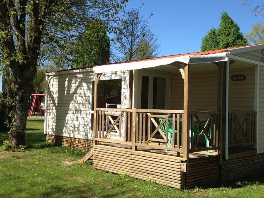 Camping Pas Cher vous présente avec son site Officiel campingpascher.fr, le Camping Le Val D'Amour classé 3 étoiles, situé sur la commune de Ounans dans le département Jura (Franche Comté) en France. Le camping Le Val D'Amour, vous présente un hébergement de type mobil-home de 25 m² pour 6 personnes et télévision. Le camping Le Val D'Amour vous propose du vendredi 05 juin au vendredi 12 juin 2026 avec un DÉPART DEMAIN pour 7 nuits à 310€. Cette location propose 9 dates différentes pour réserver votre séjour. Découvrez également les 10 autres gammes d'hébergements du camping. Les Avis clients pour le Camping Le Val D'Amour sont excellents avec une note moyenne de 8 sur 10. Rivière, Piscine extérieure, Animation enfants, Animations familiales, Aire de jeux enfants, Canoë-kayak, Pétanque, Randonnée, Terrain multisports, Trampoline, Bar, Pizzeria, Restaurant, Snack/Bar, Épicerie,... En savoir plus : cliquez-ICI.
