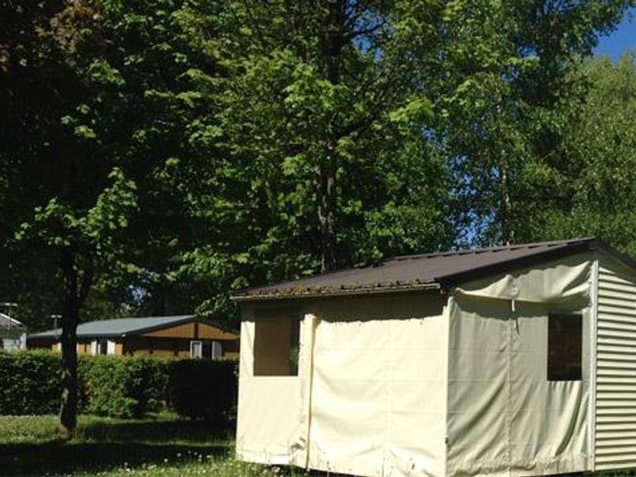 Camping Pas Cher vous présente avec son site Officiel campingpascher.fr, le Camping Le Val D'Amour classé 3 étoiles, situé sur la commune de Ounans dans le département Jura (Franche Comté) en France. Le camping Le Val D'Amour, vous présente un hébergement de type mobil-home de 21 m² pour 5 personnes. Le camping Le Val D'Amour vous propose du dimanche 28 juin au dimanche 05 juillet 2026 pour 7 nuits à 420€. Cette location propose 8 dates différentes pour réserver votre séjour. Découvrez également les 10 autres gammes d'hébergements du camping. Les Avis clients pour le Camping Le Val D'Amour sont excellents avec une note moyenne de 8 sur 10. Rivière, Piscine extérieure, Animation enfants, Animations familiales, Aire de jeux enfants, Canoë-kayak, Pétanque, Randonnée, Terrain multisports, Trampoline, Bar, Pizzeria, Restaurant, Snack/Bar, Épicerie,... En savoir plus : cliquez-ICI.