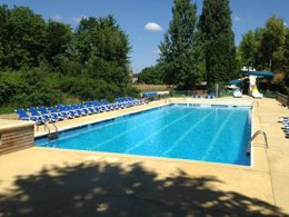 Camping Pas Cher vous présente avec son site Officiel campingpascher.fr, le Camping Le Val D'Amour classé 3 étoiles, situé sur la commune de Ounans dans le département Jura (Franche Comté) en France. Le camping Le Val D'Amour, vous présente un hébergement de type chalet de 19 m² pour 5 personnes. Le camping Le Val D'Amour vous propose du dimanche 28 juin au dimanche 05 juillet 2026 pour 7 nuits à 460€. Cette location propose 9 dates différentes pour réserver votre séjour. Découvrez également les 9 autres gammes d'hébergements du camping. Les Avis clients pour le Camping Le Val D'Amour sont excellents avec une note moyenne de 8 sur 10. Rivière, Piscine extérieure, Animation enfants, Animations familiales, Aire de jeux enfants, Canoë-kayak, Pétanque, Randonnée, Terrain multisports, Trampoline, Bar, Pizzeria, Restaurant, Snack/Bar, Épicerie,... En savoir plus : cliquez-ICI.