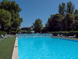 Camping Pas Cher vous présente avec son site Officiel campingpascher.fr, le Camping La Bourgnatelle classé 3 étoiles, situé sur la commune de Bretenoux dans le département Lot (Midi Pyrénées) en France. Le camping La Bourgnatelle, vous présente un hébergement de type mobil-home de 29 m² pour 2 personnes et télévision. Le camping La Bourgnatelle vous propose du sam. 29 août au sam. 05 septembre 2026, en promotion à -28% pour 7 nuits à 275 € au lieu de 385,0 € soit une Économie de 110 €. Cette location propose 56 dates différentes pour réserver votre séjour. Découvrez également les 6 autres gammes d'hébergements du camping. Les Avis clients pour le Camping La Bourgnatelle sont excellents avec une note moyenne de 8 sur 10. Piscine chauffée, Piscine extérieure, Aire de jeux enfants, Canoë-kayak, Cyclisme, Paddle, Ping-pong, Pétanque, Randonnée, Terrain de football, Bar, Plats à emporter, Snack/Bar, Supermarché,... En savoir plus : cliquez-ICI.