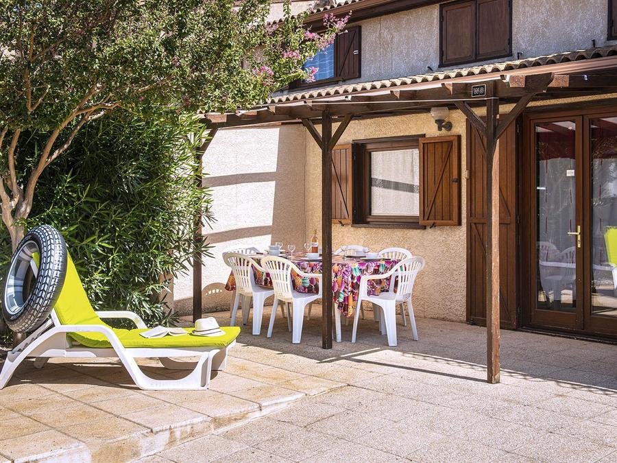 Camping Pas Cher vous présente avec son site Officiel campingpascher.fr, le Camping Les Tamaris Et Les Portes Du Soleil classé 3 étoiles, situé sur la commune de Portiragnes dans le département Hérault (Languedoc Roussillon) en France. Le camping Les Tamaris Et Les Portes Du Soleil, vous présente un hébergement de type maison de 55 m² et télévision. Le camping Les Tamaris Et Les Portes Du Soleil vous propose du sam. 05 septembre au sam. 12 septembre 2026, en promotion à -15% pour 7 nuits à 595 € au lieu de 700,0 € soit une Économie de 105 €. Cette location propose 34 dates différentes pour réserver votre séjour. Découvrez également les 5 autres gammes d'hébergements du camping. Les Avis clients pour le Camping Les Tamaris Et Les Portes Du Soleil sont de 7 sur 10. Mer, Bassin enfant, Parc aquatique, Piscine extérieure, Animations familiales, Club ados, Club enfants, Court de tennis, Pétanque, Salle de jeux vidéo, Terrain de beach-volley, Terrain multisports, Bar, Boulangerie, Pizzeria, Snack/Bar,... En savoir plus : cliquez-ICI.