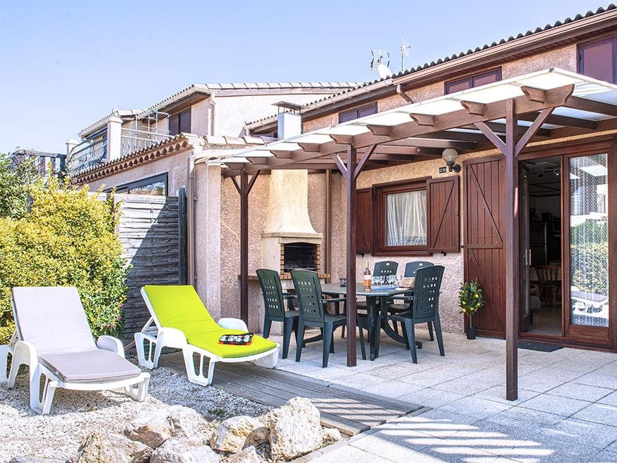 Camping Pas Cher vous présente avec son site Officiel campingpascher.fr, le Camping Les Tamaris Et Les Portes Du Soleil classé 3 étoiles, situé sur la commune de Portiragnes dans le département Hérault (Languedoc Roussillon) en France. Le camping Les Tamaris Et Les Portes Du Soleil, vous présente un hébergement de type maison de 75 m² et télévision. Le camping Les Tamaris Et Les Portes Du Soleil vous propose du sam. 05 septembre au sam. 12 septembre 2026, en promotion à -14% pour 7 nuits à 672,35 € au lieu de 791,0 € soit une Économie de 118,65 €. Cette location propose 48 dates différentes pour réserver votre séjour. Découvrez également les 5 autres gammes d'hébergements du camping. Les Avis clients pour le Camping Les Tamaris Et Les Portes Du Soleil sont de 7 sur 10. Mer, Bassin enfant, Parc aquatique, Piscine extérieure, Animations familiales, Club ados, Club enfants, Court de tennis, Pétanque, Salle de jeux vidéo, Terrain de beach-volley, Terrain multisports, Bar, Boulangerie, Pizzeria, Snack/Bar,... En savoir plus : cliquez-ICI.