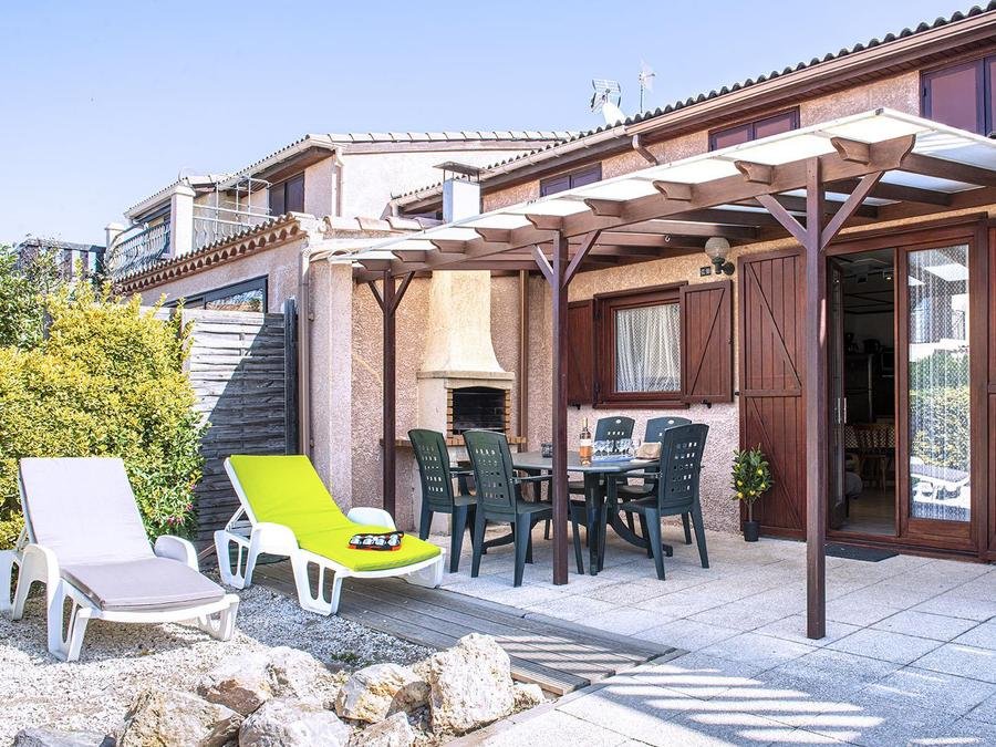 Camping Pas Cher vous présente avec son site Officiel campingpascher.fr, le Camping Les Tamaris Et Les Portes Du Soleil classé 3 étoiles, situé sur la commune de Portiragnes dans le département Hérault (Languedoc Roussillon) en France. Le camping Les Tamaris Et Les Portes Du Soleil, vous présente un hébergement de type maison de 75 m² avec climatisation et télévision. Le camping Les Tamaris Et Les Portes Du Soleil vous propose du sam. 05 septembre au sam. 12 septembre 2026, en promotion à -15% pour 7 nuits à 725,90 € au lieu de 854,0 € soit une Économie de 128,10 €. Cette location propose 45 dates différentes pour réserver votre séjour. Découvrez également les 5 autres gammes d'hébergements du camping. Les Avis clients pour le Camping Les Tamaris Et Les Portes Du Soleil sont de 7 sur 10. Mer, Bassin enfant, Parc aquatique, Piscine extérieure, Animations familiales, Club ados, Club enfants, Court de tennis, Pétanque, Salle de jeux vidéo, Terrain de beach-volley, Terrain multisports, Bar, Boulangerie, Pizzeria, Snack/Bar,... En savoir plus : cliquez-ICI.
