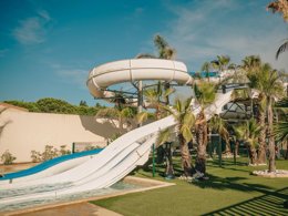 Camping Pas Cher vous présente avec son site Officiel campingpascher.fr, le Camping Les Tamaris Et Les Portes Du Soleil classé 3 étoiles, situé sur la commune de Portiragnes dans le département Hérault (Languedoc Roussillon) en France. Le camping Les Tamaris Et Les Portes Du Soleil, vous présente un hébergement de type maison de 55 m² et télévision. Le camping Les Tamaris Et Les Portes Du Soleil vous propose du sam. 05 septembre au sam. 12 septembre 2026, en promotion à -15% pour 7 nuits à 595 € au lieu de 700,0 € soit une Économie de 105 €. Cette location propose 34 dates différentes pour réserver votre séjour. Découvrez également les 5 autres gammes d'hébergements du camping. Les Avis clients pour le Camping Les Tamaris Et Les Portes Du Soleil sont de 7 sur 10. Mer, Bassin enfant, Parc aquatique, Piscine extérieure, Animations familiales, Club ados, Club enfants, Court de tennis, Pétanque, Salle de jeux vidéo, Terrain de beach-volley, Terrain multisports, Bar, Boulangerie, Pizzeria, Snack/Bar,... En savoir plus : cliquez-ICI.