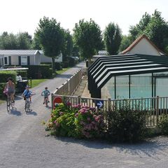 Camping Pas Cher vous présente avec son site Officiel campingpascher.fr, le Établissement Les Vertes Feuilles, situé sur la commune de Quend dans le département Somme (Picardie) en France. L'établissement Les Vertes Feuilles vous propose un hébergement de type tente toile et bois de 34 m². L'établissement vous propose 2 autres types d'hébergements. Découvrez tous nos séjours à petits prix dans la commune et aux alentours de Quend du département : Somme (Picardie).... En savoir plus : cliquez-ICI.