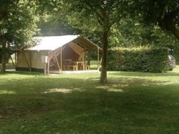 Camping Pas Cher vous présente avec son site Officiel campingpascher.fr, le Camping Paradis Aubeterre Sur Dronne classé 3 étoiles, situé sur la commune de Aubeterre Sur Dronne dans le département Charente (Poitou Charentes) en France. Le camping Paradis Aubeterre Sur Dronne, vous présente un hébergement de type bungalow toilé de 24 m². Le camping Paradis Aubeterre Sur Dronne vous propose du sam. 20 juin au sam. 27 juin 2026, en promotion à -7% pour 7 nuits à 164 € au lieu de 177,0 € soit une Économie de 13 €. Cette location propose 73 dates différentes pour réserver votre séjour. Découvrez également les 11 autres gammes d'hébergements du camping. Les Avis clients pour le Camping Paradis Aubeterre Sur Dronne sont excellents avec une note moyenne de 8 sur 10. Animations familiales, Club enfants, Aire de jeux enfants, Canoë-kayak, Court de tennis, Cyclisme, Ping-pong, Pétanque, Randonnée, Salle de jeux vidéo, Terrain de beach-volley, Bar, Dépôt de pain, Restaurant, Snack/Bar,... En savoir plus : cliquez-ICI.