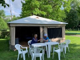 Camping Pas Cher vous présente avec son site Officiel campingpascher.fr, le Camping Paradis Aubeterre Sur Dronne classé 3 étoiles, situé sur la commune de Aubeterre Sur Dronne dans le département Charente (Poitou Charentes) en France. Le camping Paradis Aubeterre Sur Dronne, vous présente un hébergement de type bungalow toilé de 25 m² pour 4 personnes. Le camping Paradis Aubeterre Sur Dronne vous propose du sam. 30 mai au sam. 06 juin 2026, en promotion à -7% pour 7 nuits à 164 € au lieu de 177,0 € soit une Économie de 13 €. Cette location propose 132 dates différentes pour réserver votre séjour. Découvrez également les 11 autres gammes d'hébergements du camping. Les Avis clients pour le Camping Paradis Aubeterre Sur Dronne sont excellents avec une note moyenne de 8 sur 10. Animations familiales, Club enfants, Aire de jeux enfants, Canoë-kayak, Court de tennis, Cyclisme, Ping-pong, Pétanque, Randonnée, Salle de jeux vidéo, Terrain de beach-volley, Bar, Dépôt de pain, Restaurant, Snack/Bar,... En savoir plus : cliquez-ICI.