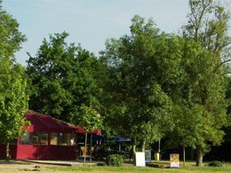 Camping Pas Cher vous présente avec son site Officiel campingpascher.fr, le Camping Paradis Aubeterre Sur Dronne classé 3 étoiles, situé sur la commune de Aubeterre Sur Dronne dans le département Charente (Poitou Charentes) en France. Le camping Paradis Aubeterre Sur Dronne, vous présente un hébergement de type mobil-home de 32 m² et télévision. Le camping Paradis Aubeterre Sur Dronne vous proposeun séjour PAS CHER avec une REMISEdu sam. 09 mai au sam. 16 mai 2026, en promotion à -62% pour 7 nuits à 209 € au lieu de 553,0 € soit une Économie de 344 €. Cette location propose 73 dates différentes pour réserver votre séjour. Découvrez également les 12 autres gammes d'hébergements du camping. Les Avis clients pour le Camping Paradis Aubeterre Sur Dronne sont excellents avec une note moyenne de 8 sur 10. Animations familiales, Club enfants, Aire de jeux enfants, Canoë-kayak, Court de tennis, Cyclisme, Ping-pong, Pétanque, Randonnée, Salle de jeux vidéo, Terrain de beach-volley, Bar, Dépôt de pain, Restaurant, Snack/Bar,... En savoir plus : cliquez-ICI.