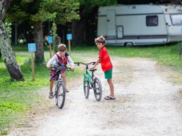 Camping Pas Cher vous présente avec son site Officiel campingpascher.fr, le Camping Paradis Aubeterre Sur Dronne classé 3 étoiles, situé sur la commune de Aubeterre Sur Dronne dans le département Charente (Poitou Charentes) en France. Le camping Paradis Aubeterre Sur Dronne, vous présente un hébergement de type bungalow toilé de 25 m² pour 4 personnes. Le camping Paradis Aubeterre Sur Dronne vous propose du sam. 30 mai au sam. 06 juin 2026, en promotion à -7% pour 7 nuits à 164 € au lieu de 177,0 € soit une Économie de 13 €. Cette location propose 132 dates différentes pour réserver votre séjour. Découvrez également les 11 autres gammes d'hébergements du camping. Les Avis clients pour le Camping Paradis Aubeterre Sur Dronne sont excellents avec une note moyenne de 8 sur 10. Animations familiales, Club enfants, Aire de jeux enfants, Canoë-kayak, Court de tennis, Cyclisme, Ping-pong, Pétanque, Randonnée, Salle de jeux vidéo, Terrain de beach-volley, Bar, Dépôt de pain, Restaurant, Snack/Bar,... En savoir plus : cliquez-ICI.