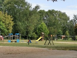 Camping Pas Cher vous présente avec son site Officiel campingpascher.fr, le Camping Paradis Aubeterre Sur Dronne classé 3 étoiles, situé sur la commune de Aubeterre Sur Dronne dans le département Charente (Poitou Charentes) en France. Le camping Paradis Aubeterre Sur Dronne, vous présente un hébergement de type bungalow toilé de 24 m². Le camping Paradis Aubeterre Sur Dronne vous propose du sam. 20 juin au sam. 27 juin 2026, en promotion à -7% pour 7 nuits à 164 € au lieu de 177,0 € soit une Économie de 13 €. Cette location propose 73 dates différentes pour réserver votre séjour. Découvrez également les 11 autres gammes d'hébergements du camping. Les Avis clients pour le Camping Paradis Aubeterre Sur Dronne sont excellents avec une note moyenne de 8 sur 10. Animations familiales, Club enfants, Aire de jeux enfants, Canoë-kayak, Court de tennis, Cyclisme, Ping-pong, Pétanque, Randonnée, Salle de jeux vidéo, Terrain de beach-volley, Bar, Dépôt de pain, Restaurant, Snack/Bar,... En savoir plus : cliquez-ICI.