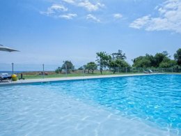 Camping Pas Cher vous présente avec son site Officiel campingpascher.fr, le Camping Domaine Casa E Natura classé 3 étoiles, situé sur la commune de Santa Maria Poggio dans le département Corse Du Nord (Corse) en France. Le camping Domaine Casa E Natura vous propose un hébergement de type chalet de 34 m² pour 2 personnes avec climatisation (télévision). Cet hébergement propose plus de 141 dates différentes pour réserver ! Pour dévouvrir la période la moins chère, consultez la rubrique 'Tarifs' et sélectionnez votre mois de départ. L'établissement vous propose 2 autres types d'hébergements. Découvrez tous nos séjours à petits prix dans la commune et aux alentours de Santa Maria Poggio du département : Corse Du Nord (Corse). Les Avis clients pour le Camping Domaine Casa E Natura sont excellents avec une note moyenne de 9 sur 10. Piscine chauffée, Piscine extérieure, Aire de jeux enfants, Randonnée, Salle de fitness, Boulangerie, Dépôt de pain, Station-service, Épicerie,... En savoir plus : cliquez-ICI.