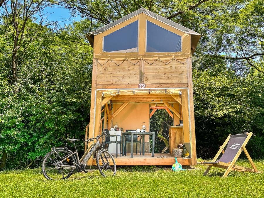 Camping Pas Cher vous présente avec son site Officiel campingpascher.fr, le Camping Etche Zahar classé 3 étoiles, situé sur la commune de Urt dans le département Pyrénées-atlantiques (Aquitaine) en France. Le camping Etche Zahar, vous présente un hébergement de type tente de 17 m². Le camping Etche Zahar vous propose du sam. 06 juin au sam. 13 juin 2026, en promotion à -29% pour 7 nuits à 200,34 € au lieu de 284,0 € soit une Économie de 83,66 €. Cette location propose 111 dates différentes pour réserver votre séjour. Découvrez également les 13 autres gammes d'hébergements du camping. Les Avis clients pour le Camping Etche Zahar sont excellents avec une note moyenne de 8 sur 10. LacMerRivière, Piscine extérieure, Aire de jeux enfants, Baby-foot, Canoë-kayak, Cyclisme, Jet-ski, Ping-pong, Planche à voile, Plongée, Pétanque, Randonnée, Salle de jeux vidéo, Bar, Dépôt de pain, Plats à emporter, Restaurant, Snack/Bar, Supermarché, Épicerie,... En savoir plus : cliquez-ICI.