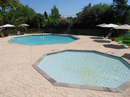 Camping Pas Cher vous présente avec son site Officiel campingpascher.fr, le Camping Etche Zahar classé 3 étoiles, situé sur la commune de Urt dans le département Pyrénées-atlantiques (Aquitaine) en France. Le camping Etche Zahar, vous présente un hébergement de type tente. Le camping Etche Zahar vous propose du jeudi 04 juin au jeudi 11 juin 2026 avec un DÉPART DEMAIN pour 7 nuits à 175€. Cette location propose 74 dates différentes pour réserver votre séjour. Découvrez également les 13 autres gammes d'hébergements du camping. Les Avis clients pour le Camping Etche Zahar sont excellents avec une note moyenne de 8 sur 10. LacMerRivière, Piscine extérieure, Aire de jeux enfants, Baby-foot, Canoë-kayak, Cyclisme, Jet-ski, Ping-pong, Planche à voile, Plongée, Pétanque, Randonnée, Salle de jeux vidéo, Bar, Dépôt de pain, Plats à emporter, Restaurant, Snack/Bar, Supermarché, Épicerie,... En savoir plus : cliquez-ICI.