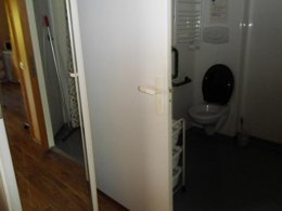 Camping Pas Cher vous présente avec son site Officiel campingpascher.fr, le Camping Etche Zahar classé 3 étoiles, situé sur la commune de Urt dans le département Pyrénées-atlantiques (Aquitaine) en France. Le camping Etche Zahar, vous présente un hébergement de type tente. Le camping Etche Zahar vous propose du sam. 19 septembre au sam. 26 septembre 2026, en promotion à -27% pour 7 nuits à 309 € au lieu de 429,0 € soit une Économie de 120 €. Cette location propose 12 dates différentes pour réserver votre séjour. Découvrez également les 1 autres gammes d'hébergements du camping. Les Avis clients pour le Camping Etche Zahar sont excellents avec une note moyenne de 8 sur 10. LacMerRivière, Piscine extérieure, Aire de jeux enfants, Baby-foot, Canoë-kayak, Cyclisme, Jet-ski, Ping-pong, Planche à voile, Plongée, Pétanque, Randonnée, Salle de jeux vidéo, Bar, Dépôt de pain, Plats à emporter, Restaurant, Snack/Bar, Supermarché, Épicerie,... En savoir plus : cliquez-ICI.