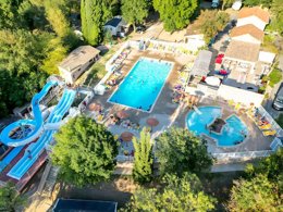 Camping Pas Cher vous présente avec son site Officiel campingpascher.fr, le Camping Parc Bellevue Cannes classé 3 étoiles, situé sur la commune de Cannes dans le département Alpes-maritimes (Provence Alpes Côte D'azur) en France. Le camping Parc Bellevue Cannes, vous présente un hébergement de type mobil-home de 20 m² avec climatisation et télévision. Le camping Parc Bellevue Cannes vous proposeun séjour PAS CHER avec une REMISEdu dimanche 20 septembre au dimanche 27 septembre 2026, en promotion à -30% pour 7 nuits à 318,50 € au lieu de 455,0 € soit une Économie de 136,50 €. Cette location propose 59 dates différentes pour réserver votre séjour. Découvrez également les 10 autres gammes d'hébergements du camping. Les Avis clients pour le Camping Parc Bellevue Cannes sont excellents avec une note moyenne de 8 sur 10. Parc aquatique, Piscine extérieure, Animation ados, Animation enfants, Animations familiales, Club ados, Club enfants, Aire de jeux enfants, Ping-pong, Pétanque, Structure gonflable enfants, Bar, Dépôt de pain, Plats à emporter, Restaurant, Snack/Bar, Supermarché, Épicerie,... En savoir plus : cliquez-ICI.