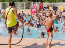 Camping Pas Cher vous présente avec son site Officiel campingpascher.fr, le Camping Paradis Parc Bellevue classé 3 étoiles, situé sur la commune de Cannes La Bocca dans le département Alpes-maritimes (Provence Alpes Côte D'azur) en France. Le camping Paradis Parc Bellevue, vous présente un hébergement de type mobil-home pour 5 personnes avec climatisation et télévision. Le camping Paradis Parc Bellevue vous propose du sam. 29 août au sam. 05 septembre 2026 pour 7 nuits à 349€. Cette location propose 24 dates différentes pour réserver votre séjour. Découvrez également les 4 autres gammes d'hébergements du camping. Les Avis clients pour le Camping Paradis Parc Bellevue sont excellents avec une note moyenne de 8 sur 10. Parc aquatique, Piscine extérieure, Animation ados, Animation enfants, Animations familiales, Club ados, Club enfants, Aire de jeux enfants, Ping-pong, Pétanque, Structure gonflable enfants, Bar, Dépôt de pain, Plats à emporter, Restaurant, Snack/Bar, Supermarché, Épicerie,... En savoir plus : cliquez-ICI.