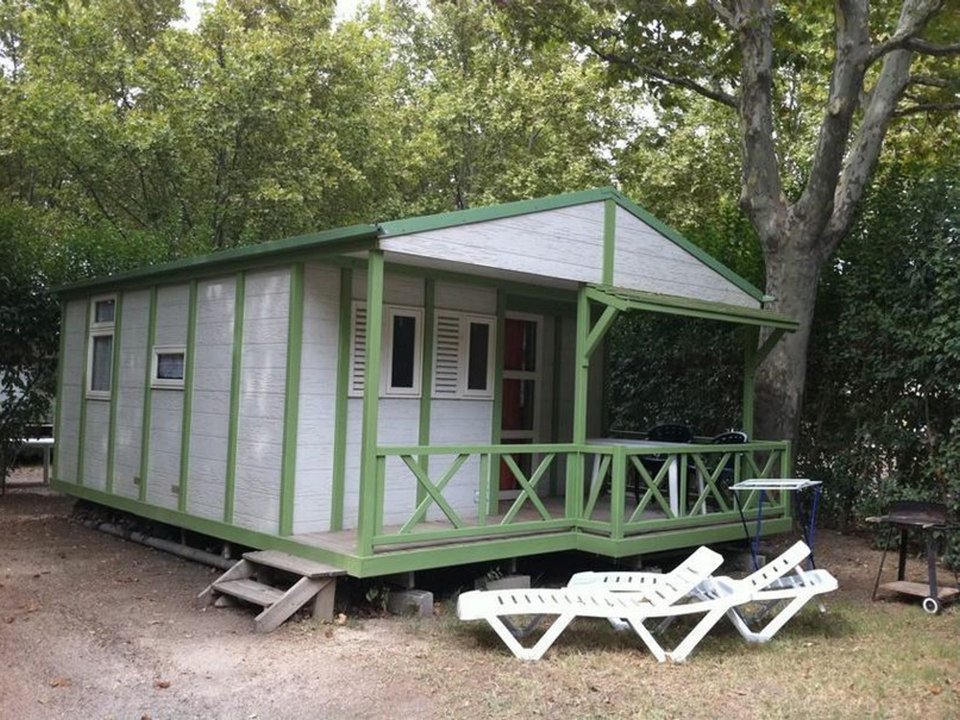 Camping Pas Cher vous présente avec son site Officiel campingpascher.fr, le Camping Intercommunal De La Durance classé 3 étoiles, situé sur la commune de Cavaillon dans le département Vaucluse (Provence Alpes Côte D'azur) en France. Le camping Intercommunal De La Durance vous propose un hébergement de type chalet de 34 m² pour 2 personnes. L'établissement vous propose 5 autres types d'hébergements. Découvrez tous nos séjours à petits prix dans la commune et aux alentours de Cavaillon du département : Vaucluse (Provence Alpes Côte D'azur). Les Avis clients pour le Camping Intercommunal De La Durance sont de 7 sur 10. Piscine extérieure, Aire de jeux enfants, Canoë-kayak, Court de tennis, Cyclisme, Escalade, Parcours sportif, Ping-pong, Pétanque, Randonnée, Skatepark, Boulangerie, Brasserie, Créperie, Dépôt de pain, Pizzeria, Snack/Bar, Supermarché,... En savoir plus : cliquez-ICI.