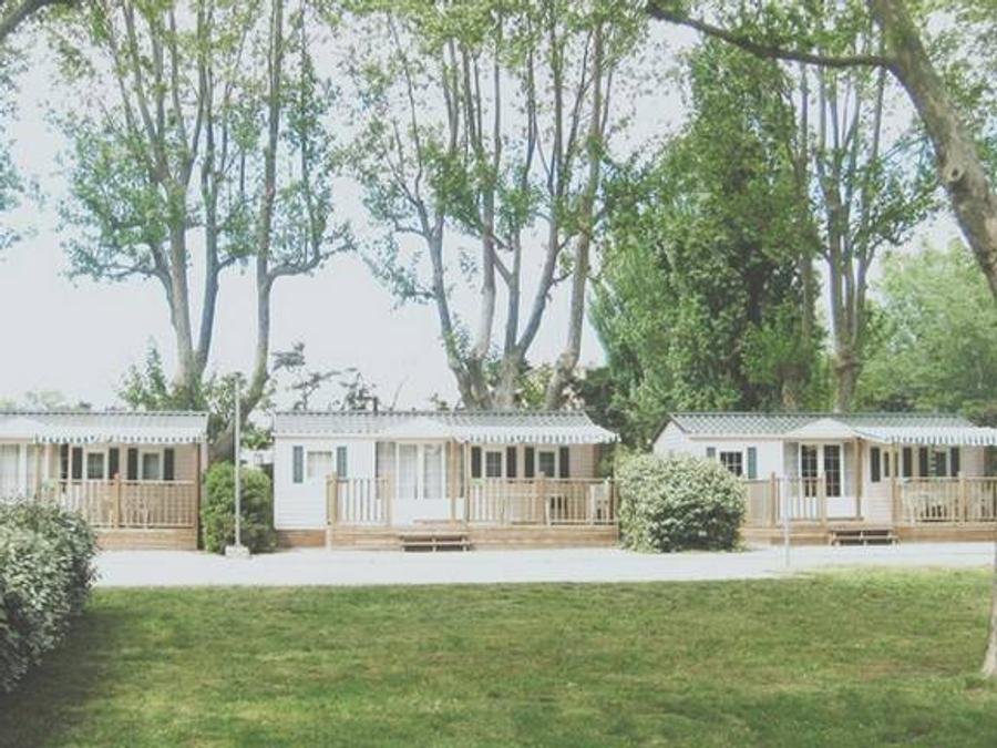 Camping Pas Cher vous présente avec son site Officiel campingpascher.fr, le Camping Intercommunal De La Durance classé 3 étoiles, situé sur la commune de Cavaillon dans le département Vaucluse (Provence Alpes Côte D'azur) en France. Le camping Intercommunal De La Durance vous propose un hébergement de type mobil-home de 30 m² pour 4 personnes. L'établissement vous propose 6 autres types d'hébergements. Découvrez tous nos séjours à petits prix dans la commune et aux alentours de Cavaillon du département : Vaucluse (Provence Alpes Côte D'azur). Les Avis clients pour le Camping Intercommunal De La Durance sont de 7 sur 10. Piscine extérieure, Aire de jeux enfants, Canoë-kayak, Court de tennis, Cyclisme, Escalade, Parcours sportif, Ping-pong, Pétanque, Randonnée, Skatepark, Boulangerie, Brasserie, Créperie, Dépôt de pain, Pizzeria, Snack/Bar, Supermarché,... En savoir plus : cliquez-ICI.
