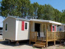 Camping Pas Cher vous présente avec son site Officiel campingpascher.fr, le Camping Intercommunal De La Durance classé 3 étoiles, situé sur la commune de Cavaillon dans le département Vaucluse (Provence Alpes Côte D'azur) en France. Le camping Intercommunal De La Durance, vous présente un hébergement de type mobil-home de 33 m² pour 4 personnes avec climatisation. Le camping Intercommunal De La Durance vous propose du mercredi 01 avril au mercredi 08 avril 2026 pour 7 nuits à 450€. Cette location propose 120 dates différentes pour réserver votre séjour. Découvrez également les 5 autres gammes d'hébergements du camping. Les Avis clients pour le Camping Intercommunal De La Durance sont de 7 sur 10. Piscine extérieure, Aire de jeux enfants, Canoë-kayak, Court de tennis, Cyclisme, Escalade, Parcours sportif, Ping-pong, Pétanque, Randonnée, Skatepark, Boulangerie, Brasserie, Créperie, Dépôt de pain, Pizzeria, Snack/Bar, Supermarché,... En savoir plus : cliquez-ICI.