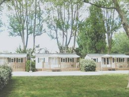 Camping Pas Cher vous présente avec son site Officiel campingpascher.fr, le Camping Intercommunal De La Durance classé 3 étoiles, situé sur la commune de Cavaillon dans le département Vaucluse (Provence Alpes Côte D'azur) en France. Le camping Intercommunal De La Durance, vous présente un hébergement de type mobil-home de 30 m² pour 4 personnes. Le camping Intercommunal De La Durance vous propose du mercredi 01 avril au mercredi 08 avril 2026 pour 7 nuits à 395€. Cette location propose 121 dates différentes pour réserver votre séjour. Découvrez également les 5 autres gammes d'hébergements du camping. Les Avis clients pour le Camping Intercommunal De La Durance sont de 7 sur 10. Piscine extérieure, Aire de jeux enfants, Canoë-kayak, Court de tennis, Cyclisme, Escalade, Parcours sportif, Ping-pong, Pétanque, Randonnée, Skatepark, Boulangerie, Brasserie, Créperie, Dépôt de pain, Pizzeria, Snack/Bar, Supermarché,... En savoir plus : cliquez-ICI.