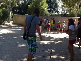 Camping Pas Cher vous présente avec son site Officiel campingpascher.fr, le Camping Intercommunal De La Durance classé 3 étoiles, situé sur la commune de Cavaillon dans le département Vaucluse (Provence Alpes Côte D'azur) en France. Le camping Intercommunal De La Durance, vous présente un hébergement de type tente en toile et bois de 6 m² pour 3 personnes. Le camping Intercommunal De La Durance vous propose du mercredi 01 avril au mercredi 08 avril 2026 pour 7 nuits à 195€. Cette location propose 171 dates différentes pour réserver votre séjour. Découvrez également les 8 autres gammes d'hébergements du camping. Les Avis clients pour le Camping Intercommunal De La Durance sont de 7 sur 10. Piscine extérieure, Aire de jeux enfants, Canoë-kayak, Court de tennis, Cyclisme, Escalade, Parcours sportif, Ping-pong, Pétanque, Randonnée, Skatepark, Boulangerie, Brasserie, Créperie, Dépôt de pain, Pizzeria, Snack/Bar, Supermarché,... En savoir plus : cliquez-ICI.