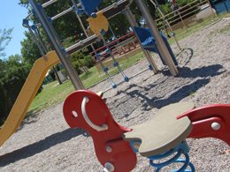 Camping Pas Cher vous présente avec son site Officiel campingpascher.fr, le Camping Intercommunal De La Durance classé 3 étoiles, situé sur la commune de Cavaillon dans le département Vaucluse (Provence Alpes Côte D'azur) en France. Le camping Intercommunal De La Durance, vous présente un hébergement de type mobil-home de 24 m² pour 4 personnes. Le camping Intercommunal De La Durance vous propose du mercredi 01 avril au mercredi 08 avril 2026 pour 7 nuits à 320€. Cette location propose 122 dates différentes pour réserver votre séjour. Découvrez également les 5 autres gammes d'hébergements du camping. Les Avis clients pour le Camping Intercommunal De La Durance sont de 7 sur 10. Piscine extérieure, Aire de jeux enfants, Canoë-kayak, Court de tennis, Cyclisme, Escalade, Parcours sportif, Ping-pong, Pétanque, Randonnée, Skatepark, Boulangerie, Brasserie, Créperie, Dépôt de pain, Pizzeria, Snack/Bar, Supermarché,... En savoir plus : cliquez-ICI.